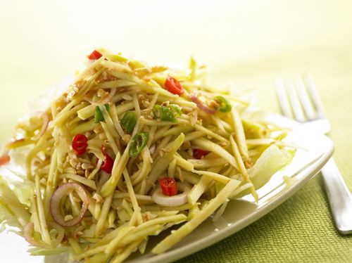 Hòa hỗn hợp nước mắm gồm chanh đường, nước mắm, hạt nêm. Trộn đều hỗn hợp xoài, đậu đũa trên với nước mắm. Món gòi này dùng kèm với bánh tráng nướng hoặc bánh phồng tôm. Ảnh: hanoilive