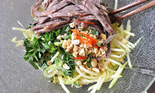 Phi thơm tỏi, cho bắp bò vào xào chín tới rồi đổ ra đĩa. Cho bắp bò, cà rốt, xoài xanh vào chung 1 bát to rồi đổ nước mắm chua ngọt đã pha vào trộn đều. Khi ăn thì trộn nộm cùng các loại rau thơm và vừng rang chín. Ngoài ra, có thể làm nộm xoài xanh với tôm, thịt, mực, tai lợn…Ảnh: amthucgiadinh