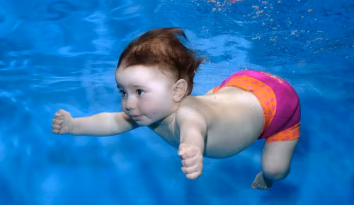 Theo các chuyên gia, những phụ huynh không biết bơi cũng có thể dạy con học bơi, thậm chí con bạn có cơ hội bơi giỏi như VĐV Ánh Viên SEA Games 28. Cha mẹ chỉ cần trang bị kiến thức và thực sự dành thời gian cho con là có thể tự dạy con bằng cách hướng dẫn con học bơi trên cạn, sau đó kết hợp với luyện tập dưới nước. Ảnh: ichnhi