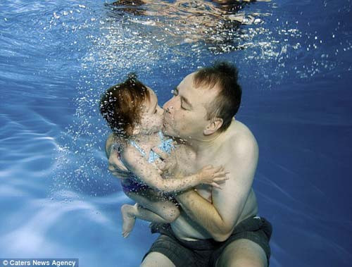 Khi dạy con bơi, cha mẹ tuyệt đối không nên so sánh con với các bạn khác. Cha mẹ cũng không nên nói: “Con mà không làm thế này là không bao giờ bơi được đâu”…. Tất cả những điều đó có thể gây phản tác dụng và làm trẻ sợ, thấy việc học bơi là một điều nặng nề, đáng sợ. Thay vào đó, cần cho trẻ học mà chơi, chơi mà học, dạy ít dỗ nhiều, cùng con tập luyện kiên trì và thường xuyên, luôn ở bên trẻ, tạo cho con cảm giác thoải mái, an toàn. Ảnh: catersnew