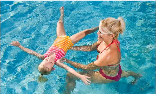 Sau mỗi buổi học bơi, cha mẹ chú ý vệ sinh tai, mũi, họng cho bé bằng cách nhỏ mắt, mũi bằng nước muối sinh lý 0,9%, lau sạch tai, kết hợp đưa đi khám định kỳ. Tập bơi cho trẻ không phải là việc khó, cha mẹ hãy dũng cảm vượt qua tâm lý xót con để bé có thể cứng cáp hơn và phát triển toàn diện một cách tốt nhất. Ảnh: tin247