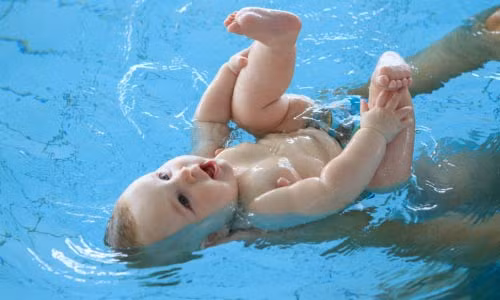 Nguyên tắc đầu tiên là giúp trẻ luyện tập không sợ bị giội nước vào đầu và không sợ cảm giác bồng bềnh trong nước. Ảnh: khampha