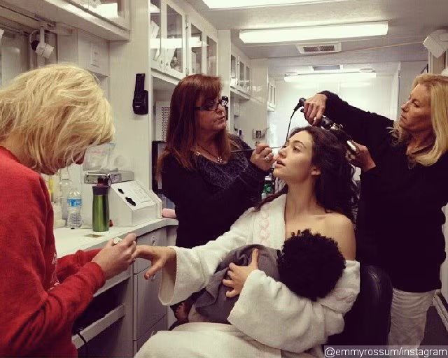 Còn đây là hình ảnh của nữ diễn viên nổi tiếng Emmy Rossom của bộ phim “The Phantom Of The Opera”. Cô cho con bú ngay trong hậu trường của buổi diễn.