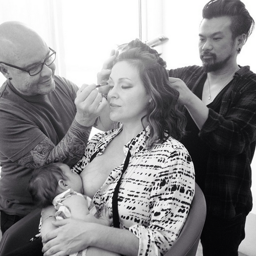 Nữ diễn viên Alyssa Milano đăng bức ảnh cho cô con gái 6 tháng tuổi đáng yêu bú mẹ. Bức ảnh này khi cô đang chuẩn bị lên chương trình truyền hình The Talk.