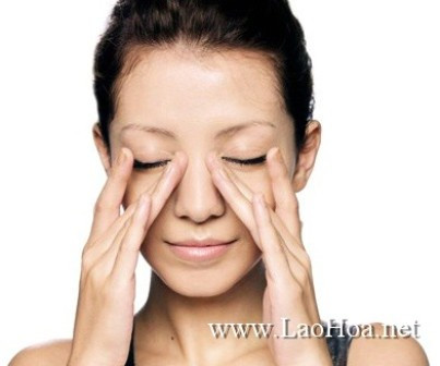 Chớp mắt. Nhấp nháy mắt có thể thúc đẩy sự tiết nước mắt, giữ cho mắt ướt. Bạn hãy thử chớp mắt trong một vài giây, điều này sẽ giúp làm sạch các bề mặt của mắt, tương đương với một lần massage cho mắt.