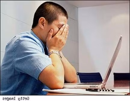 Dành thời gian nghỉ trong khi làm việc. Nếu sử dụng máy tính liên tục trong 6-8 giờ, chúng ta nên nghỉ ngơi, rời máy tính khoảng 10 phút, trong mỗi 1-2 giờ làm việc. Như thế sẽ giữ cho đôi mắt không phải làm việc quá tải. 