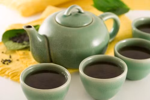 Hạn chế thực phẩm lợi tiểu. Các loại thảo dược có tác dụng lợi tiểu như trà râu ngô, nước rau má, trà bồ công anh, chè đặc, cà phê, bia… Đây là những thủ phạm vô tình khiến mẹ bầu bị mất nước. Mẹ càng đi vệ sinh nhiều thì nguy cơ mất nước càng cao. Khi cơ thể thiếu nước, lượng nước ối cũng sẽ giảm theo. Ảnh: skcd