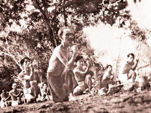 Trong thời kỳ kháng chiến chống thực dân Pháp ở Việt Bắc, Chủ tịch Hồ Chí Minh cùng anh chị em trong cơ quan tranh thủ tập võ dân tộc trong giờ nghỉ: Ảnh: TTXVN