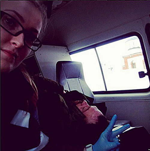 Hồi đầu tháng 3/2015, một nữ nhân viên y tế người Nga tạo dáng, chụp ảnh tự sướng bên cạnh người bệnh đang hấp hối đã khiến dư luận phẫn nộ. Được biết, nữ nhân viên này có tên là Tatiana Kulikova, 25 tuổi. Ngay sau khi hình ảnh tự sướng của Tatiana được tung lên mạng cùng dòng ghi chú: “Lại một kẻ ngốc cần được chăm sóc” hay “Tôi ghét công việc của tôi biết bao!” đã khiến nhiều người phẫn nộ.