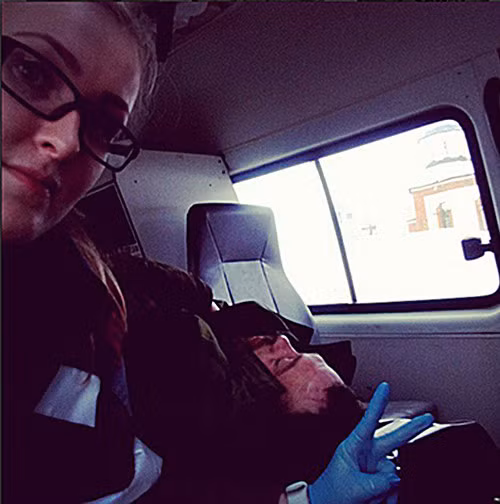 Hồi đầu tháng 3/2015, một nữ nhân viên y tế người Nga tạo dáng, chụp ảnh tự sướng bên cạnh người bệnh đang hấp hối đã khiến dư luận phẫn nộ. Được biết, nữ nhân viên này có tên là Tatiana Kulikova, 25 tuổi. Ngay sau khi hình ảnh tự sướng của Tatiana được tung lên mạng cùng dòng ghi chú: “Lại một kẻ ngốc cần được chăm sóc” hay “Tôi ghét công việc của tôi biết bao!” đã khiến nhiều người phẫn nộ.