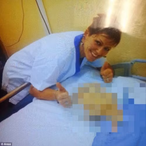 Nữ y tá Daniela sống tại thành phố Lugo, Italia đã bị buộc tội giết 38 bệnh nhân trong nhà tù. Điều khiến nhiều người phẫn nộ là với mỗi nạn nhân của mình, Daniela đều chụp ảnh lại để chứng mình thành tích bệnh hoạn của mình. Cô đứng bên cạnh giường bệnh, trên giường là một phụ nữ bất tỉnh. Nữ y tá “hồn nhiên” làm dáng với ngón tay giơ lên.