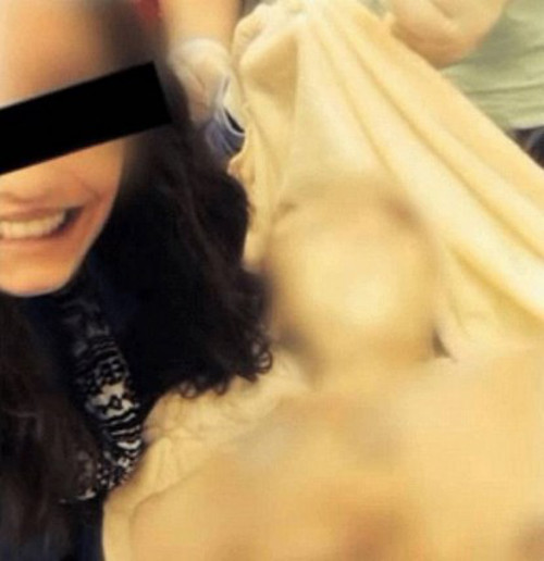 Còn nhớ, từng có một nữ học sinh trung học ở Alabama, Mỹ đăng tải lên trang Instagram của mình bức ảnh tự sướng cùng một tử thi ngay bên cạnh. Cô gái này còn nở một nụ cười với xác chết. Hình ảnh đó khiến mọi người không khỏi rùng mình và cho rằng cô là người "máu lạnh".