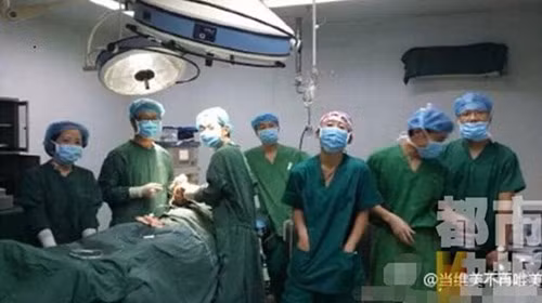 Sau những lời chỉ trích của dư luận, Bệnh viện Fengcheng đã quyết định sa thải một Phó giám đốc phụ trách giám sát đội ngũ nhân viên y tế. Giám đốc của bệnh viện này cũng bị Sở Y tế Tây An phạt nặng. Ảnh: giaoducthoidai