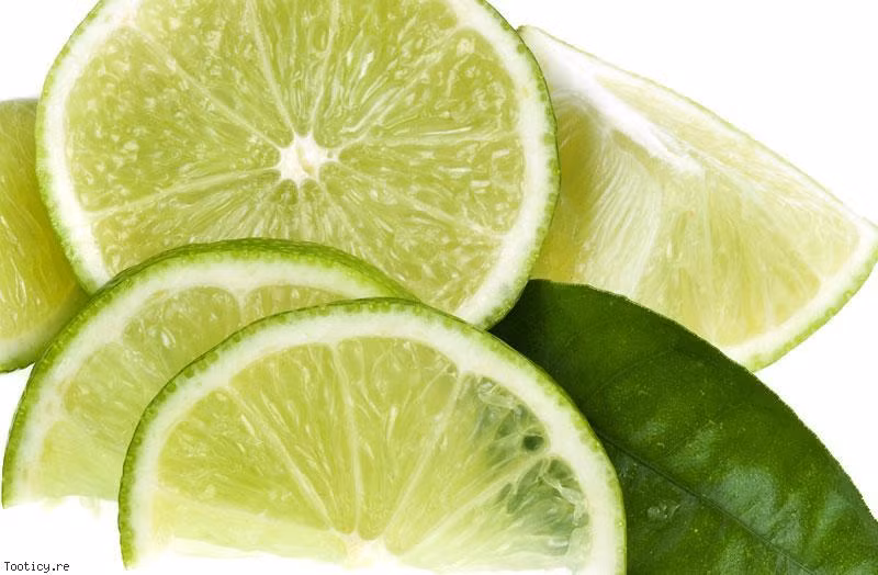 Công thức với chanh tươi. Chanh rất giàu vitamin C, giúp kích thích sản xuất collagen, một protein cần thiết cho sự hình thành các mô liên kết. Độ chua của chanh còn có tác dụng điều trị và giảm sẹo do mụn gây ra. Bạn chỉ cần bổ đôi quả chanh tươi và xoa lên khu vực da bị rạn, để khô sau đó rửa sạch với nước ấm.