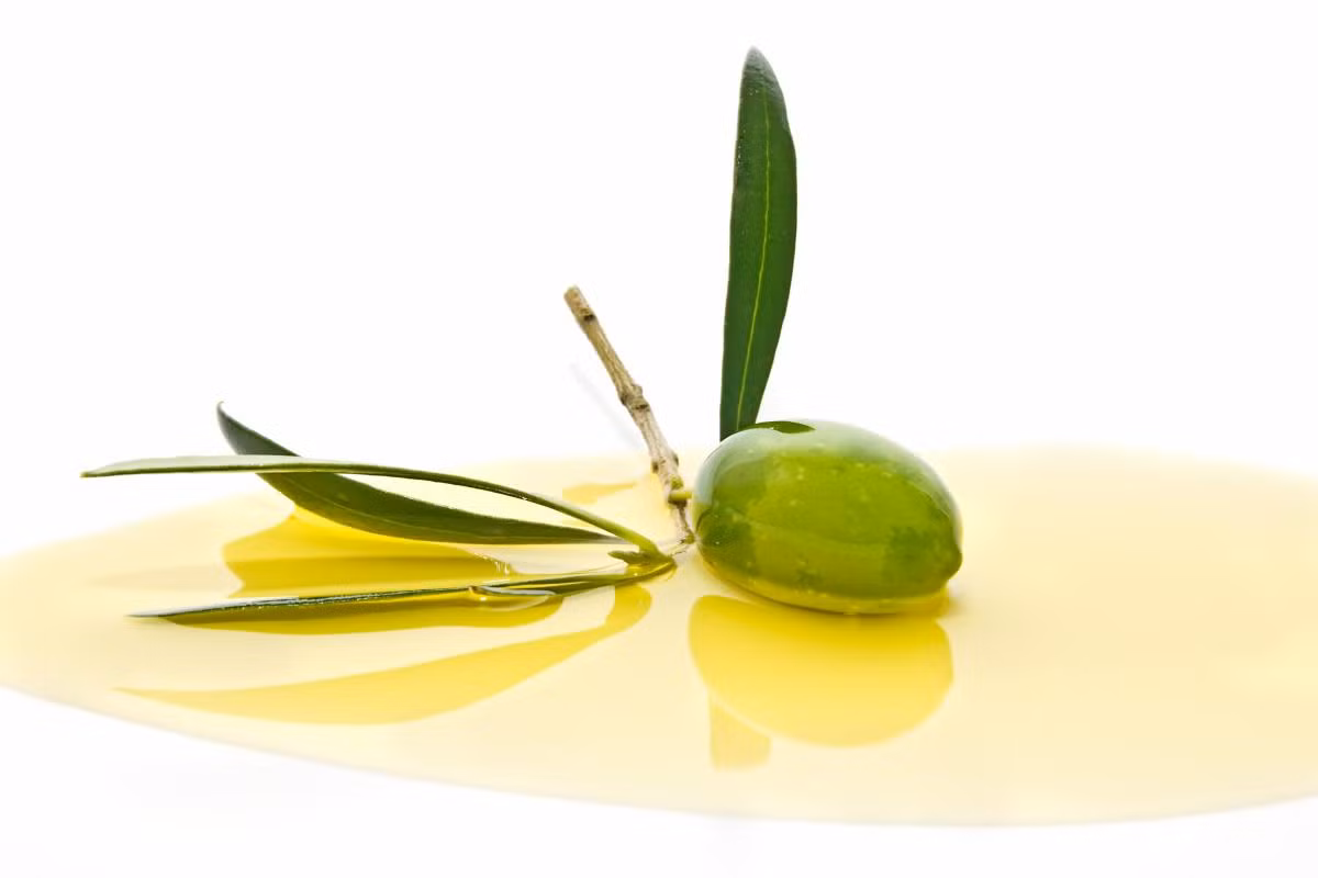 Công thức với dầu oliu. Dầu oliu rất giàu chất dinh dưỡng, chất chống oxy hóa và vitamin ngăn chặn vấn đề về da khác nhau, trong đó có hiện tượng rạn da. Dầu oliu có chứa các axit béo như omega 3 và omega 6, thúc đẩy việc tái thiết của các tế bào da. Xoa dầu oliu ấm lên vùng da bị rạn theo chuyển động vòng tròn để tăng lưu thông máu và giảm vết rạn da. Để yên trong nửa giờ để da có thể hấp thụ các vitamin và dưỡng chất, sau đó rửa sạch.