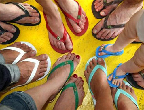 Không những thế, đi dép tông trời mưa còn là nguyên nhân khiến đôi chân bạn có mùi hôi do chất liệu nhựa không thấm hút nước tạo nên, đồng thời do độ bám dính hạn chế, dễ bị kết rêu trơn nên bạn rất dễ bị trượt té gây nên các chấn thương nguy hiểm khác khi dùng tông ở những nơi dễ trơn trượt.