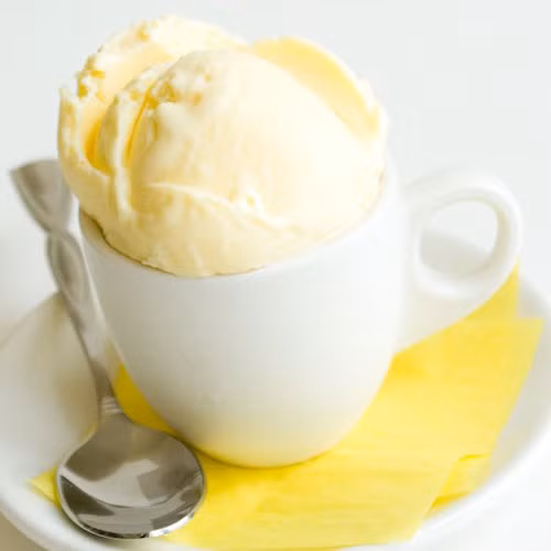 Sau đó, rửa sạch để ráo nước. Cho hạt điều, dầu dừa, mật ong, muối, vani vào máy và trộn đều với nhau. Kế đến trộn hỗn hợp vào hỗn hợp nước gừng, mật ong. Cho hỗn hợp vào tủ lạnh, để mát. Ảnh: trithuctre