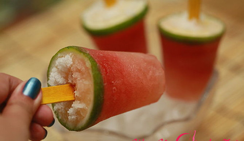 Đổ sinh tố dưa hấu vào một cái ly. Cắt vài lát chanh sao cho vừa khít với miệng ly và ghim vào que tre. Sau đó cho que cắm vào ly sinh tố. Để ly sinh tố vào ngăn đá trong tủ lạnh cho đến khi đông cứng. Món kem có thể sử dụng làm món tráng miệng sau bữa ăn hoặc làm món ăn vặt mà không lo ngại vấn đề tăng cân. Ảnh: bestslim