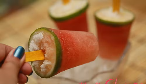Đổ sinh tố dưa hấu vào một cái ly. Cắt vài lát chanh sao cho vừa khít với miệng ly và ghim vào que tre. Sau đó cho que cắm vào ly sinh tố. Để ly sinh tố vào ngăn đá trong tủ lạnh cho đến khi đông cứng. Món kem có thể sử dụng làm món tráng miệng sau bữa ăn hoặc làm món ăn vặt mà không lo ngại vấn đề tăng cân. Ảnh: bestslim