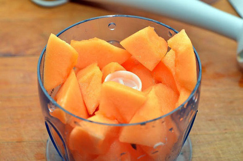 Kem dưa gang. Món kem thơm lừng mùi dưa gang, không có nhiều kem sữa là sự lựa chọn không tồi cho thực đơn giảm cân. Để làm món kem này cần 1 quả dưa gang chín, 1 lạng đường và nửa quả chanh. Dưa gang gọt vỏ, bỏ hạt rồi cắt thành các miếng nhỏ và cho vào máy xay sinh tố. Khi xay cho thêm nước cốt chanh, đường. Ảnh: cachnaungon