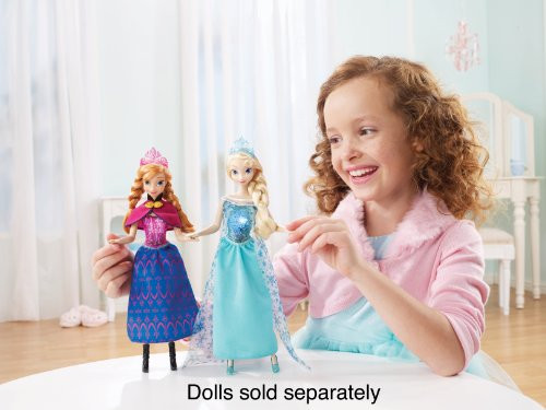 Nữ hoàng Băng giá Elsa thật lộng lẫy kiêu sa trong bộ váy màu xanh lấp lánh và tỏa sáng như pha lê, cùng với chiếc vương miện màu hồng đáng yêu.