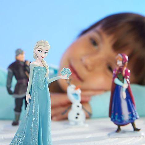 Elsa và Anna, hai nhân vật chính trong bộ phim Nữ hoàng Băng giá được các bé gái cực kỳ yêu thích và bất kỳ bé nào cũng đều mong muốn có được cô búp bê xinh xắn như vậy về làm bạn. 