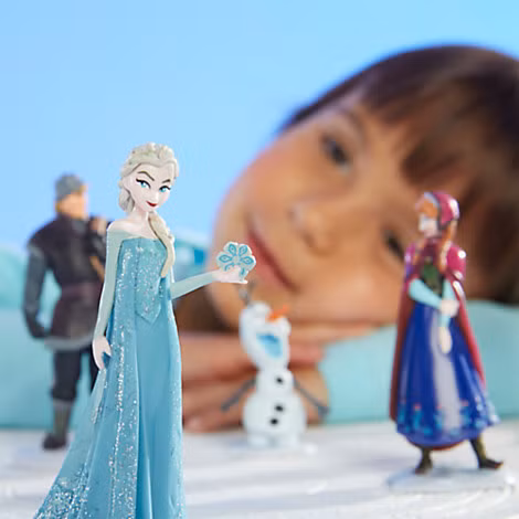 Elsa và Anna, hai nhân vật chính trong bộ phim Nữ hoàng Băng giá được các bé gái cực kỳ yêu thích và bất kỳ bé nào cũng đều mong muốn có được cô búp bê xinh xắn như vậy về làm bạn. 
