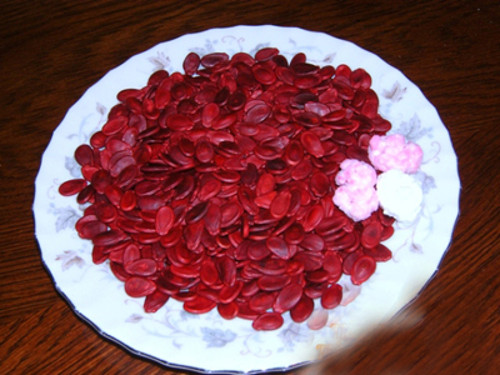 Chữa kiết lỵ. Nếu bị đi kiết, lấy hạt dưa hấu bỏ vỏ, đem phơi khô tán bột để uống. Ngày uống 2 lần khoảng 12-16g sẽ có tác dụng hiệu quả. Ảnh: dinhduong