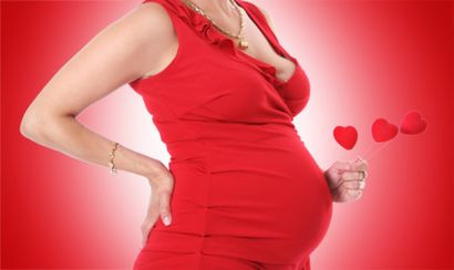 Chảy máu âm đạo. Chảy máu âm đạo trong 6 tháng đầu mang thai có thể có các nguyên nhân như sảy thai, chửa ngoài dạ con, thai nhỏ, chửa cổ tử cung... Sau 6 tháng, các nguyên nhân có thể là đẻ non, nhau thai ở phía trước, nhau thai tách sớm. Nếu xuất hiện chút máu âm đạo vào gần ngày dự sinh thì phần lớn đây là dấu hiệu chuẩn bị sinh.