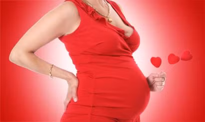 Chảy máu âm đạo. Chảy máu âm đạo trong 6 tháng đầu mang thai có thể có các nguyên nhân như sảy thai, chửa ngoài dạ con, thai nhỏ, chửa cổ tử cung... Sau 6 tháng, các nguyên nhân có thể là đẻ non, nhau thai ở phía trước, nhau thai tách sớm. Nếu xuất hiện chút máu âm đạo vào gần ngày dự sinh thì phần lớn đây là dấu hiệu chuẩn bị sinh.