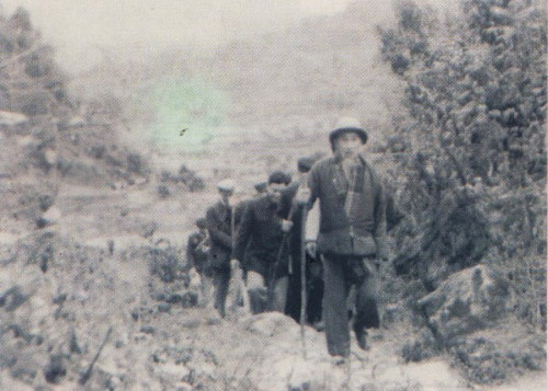 Tư tưởng giữ gìn và rèn luyện thân thể luôn được Bác xem trọng. Việc tự rèn luyện khi không có điều kiện, tức là đi bộ, bơi lội hay nâng tạ…là những việc làm có tính tự giác và thường xuyên. Ảnh: baoquangngai