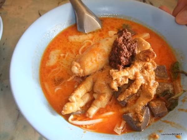 Chân gà nấu cà ri Ấn Độ. Món chân gà của Ấn Độ được dùng rộng rãi ở nhiều nước châu Á. Đây là món chân gà được hầm chín cho mềm nhừ sau đó cho gia vị cà ri cùng các loại phụ liệu khác nữa. Món ăn có màu vàng đẹp, nước dùng đặc quánh ngọt mềm.