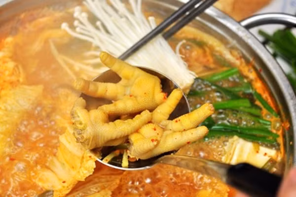 Chân gà hầm cay Hàn Quốc. Với hương vị đậm đà, thơm cay chuẩn kiểu Hàn, hẳn bạn sẽ thích mê món gà hầm này. Nhờ chế biến theo cách hầm nên chân gà chín mềm lại thấm gia vị đậm đà, bạn có thể dùng kèm cơm trắng hoặc lai rai đều thích hợp. Mất thời gian chế biến nhưng món hầm với vị cay nồng đặc trưng của Hàn Quốc sẽ mang đến cảm giác vừa ngon vừa lạ miệng cho bạn.