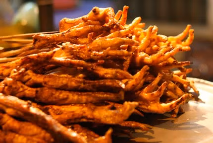 Tuy chỉ là chân nhưng chân gà còn được ưa chuộng hơn cả thịt. Các món ngon từ chân gà góp phần không nhỏ trong việc làm đa dạng văn hóa ẩm thực châu Á, châu Phi hay châu Mỹ.