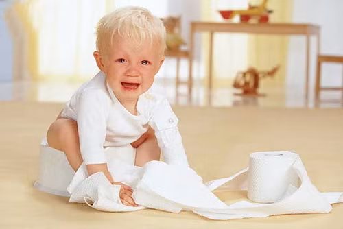 Táo bón. Cà rốt có chứa rất nhiều chất xơ, 80% trong số đó là chất xơ không hòa tan rất tốt cho hệ tiêu hóa. Tuy vậy, một lượng lớn chất xơ không hòa tan cũng có thể dẫn đến táo bón khi bạn không uống đủ nước để di chuyển lượng chất xơ qua đường ruột. Ảnh: suckhoe4u.