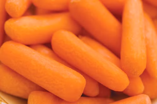 Cà rốt giàu dinh dưỡng, nhất là beta carotene - một tiền chất có thể chuyển đổi thành vitamin A giúp bảo vệ thị lực và tăng khả năng miễn dịch. Nhờ đó mà cà rốt được ưa chuộng trong việc chế biến các món ăn, đặc biệt là dành cho trẻ nhỏ. Tuy nhiên, tác hại của cà rốt sẽ xuất hiện khi bạn ăn quá nhiều. Ảnh: health