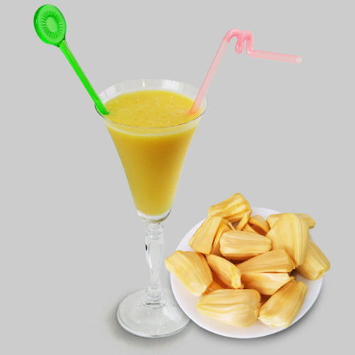 Khoảng 20 phút rau câu đông lại, thì cắt thành hình vuông tầm 3-4cm. Kế đến cho mít và sữa tươi vào máy xay, xay nhuyễn. Có thể thêm ít đường và sữa đặc cho dậy mùi hơn. Tiếp theo cho đá bào vào và xay đến khi nhuyễn. Trút phần thạch hạt lựu vào ly và đổ sinh tố mít vào là được. Ảnh: bmt-plus