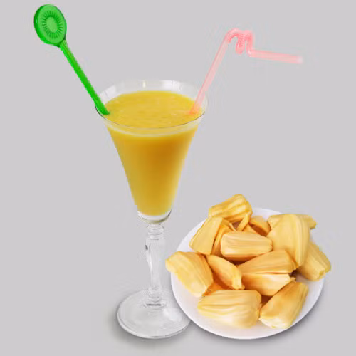 Khoảng 20 phút rau câu đông lại, thì cắt thành hình vuông tầm 3-4cm. Kế đến cho mít và sữa tươi vào máy xay, xay nhuyễn. Có thể thêm ít đường và sữa đặc cho dậy mùi hơn. Tiếp theo cho đá bào vào và xay đến khi nhuyễn. Trút phần thạch hạt lựu vào ly và đổ sinh tố mít vào là được. Ảnh: bmt-plus