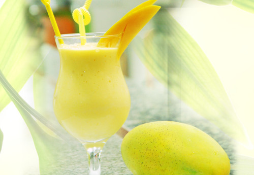 Sinh tố xoài. Xoài giàu calo, giúp bạn cải thiện cân nặng trong thời gian ngắn nhất. Xoài nên chọn trái to, chín đều, màu vàng ươm. Sau khi rửa sạch, gọt bỏ vỏ, hạt, cho xoài vào trộn cùng với sữa đặc, sữa tươi không đường và đá bào vào máy xay, xay thật mịn. Rót ra ly và thưởng thức. Ảnh: media