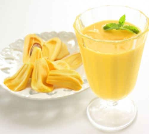 Sinh tố mít. Mít là trái cây quen thuộc trong mùa hè. Vị thơm đặc trưng của mít luôn có sức hấp dẫn mọi người. Mít sau khi tách múi, bỏ hạt, thì cắt hạt lựu. Sau đó cho ít bột rau câu vào nước, khuấy đều rồi bắc lên bếp đun sôi. Cho đường vào tiếp tục khuấy đều đến khi thấy hơi dính thì múc vào khay nhựa. Ảnh: yakult.