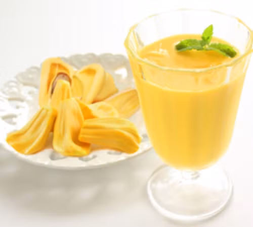 Sinh tố mít. Mít là trái cây quen thuộc trong mùa hè. Vị thơm đặc trưng của mít luôn có sức hấp dẫn mọi người. Mít sau khi tách múi, bỏ hạt, thì cắt hạt lựu. Sau đó cho ít bột rau câu vào nước, khuấy đều rồi bắc lên bếp đun sôi. Cho đường vào tiếp tục khuấy đều đến khi thấy hơi dính thì múc vào khay nhựa. Ảnh: yakult.