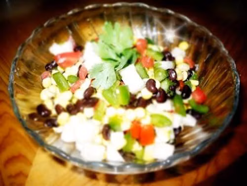 Rửa sạch đậu đen rồi đem trộn đậu trong bát tô với 1/2 chén cà chua tươi xắt nhỏ, 1/2 chén dưa chuột hoặc cần tây xắt nhỏ, 1/2 chén ớt chuông xanh xắt nhỏ, và 1/4 tách bơ bóc vỏ. Trộn 2 muỗng cà phê nước cốt chanh tươi, 1 tép tỏi băm tươi (hoặc 1/4 muỗng cà phê bột tỏi), 1/8 muỗng cà phê muối và hạt tiêu đen mới xay cho vừa ăn.