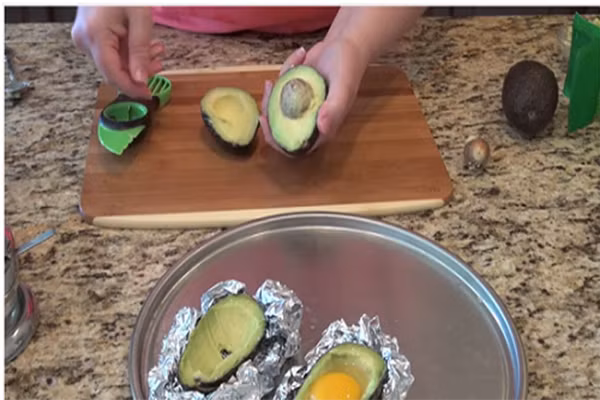 Quả bơ. Bạn có thể dùng bơ nướng cho các món xà lách, cá ngừ… Nửa quả bơ chứa 10% nhu cầu B3 hàng ngày của bạn. Bổ bơ làm đôi, lấy hạt và đặt trực tiếp bơ lên lò vi sóng và nướng khoảng 5 phút cho đến khi bơ ngả màu vàng sẫm.