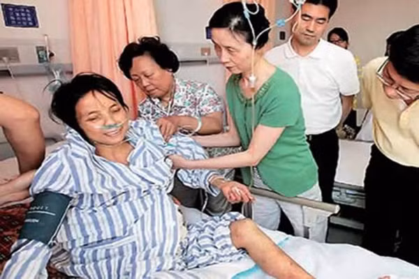 Thừa lúc mọi người trong gia đình đi vắng, bà đã dùng dao tự rạch bụng mình. Hơn 50 lít dịch vàng đã chảy ra từ cái bụng rất lớn của bà. Sau khi hàng xóm phát hiện nguy hiểm, bà được đưa tới bệnh viện. Sau đó, các bá sỹ đã chuyển bà đến một bệnh viện ở Trùng Khánh để bà được điều trị miễn phí.