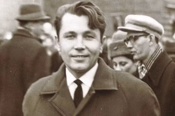 Bác sỹ phẫu thuật Leonid Rogozov 26 tuổi cùng với đoàn thám hiểm đi từ Nga đến Nam Cực. Anh tham gia với vai trò bác sỹ của đoàn. Sau khi cảm thấy mình bị đau nhói ở bụng, Leonidđã chẩn đoán được mình bị viêm ruột thừa. Anh đã ra quyết định mạo hiểm, tự mổ cho mình.