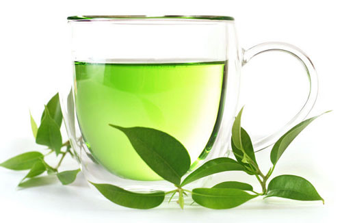 Trà xanh. Theo nghiên cứu uống trà xanh có thể bảo vệ phổi khỏi bị hư hại do hút thuốc lá. Những người không uống trà xanh có nguy cơ mắc bệnh ung thư phổi cao gấp 5 lần so với những người uống ít nhất 1 cốc trà/ngày. Ảnh: tinmoi