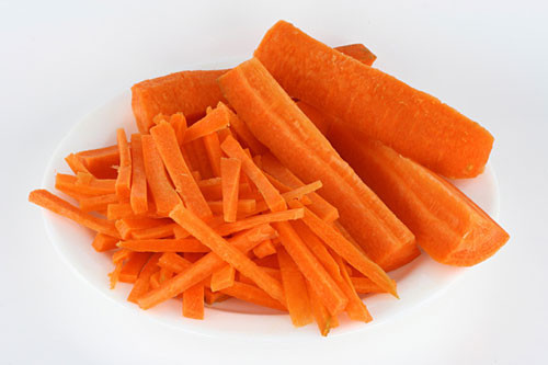 Sau khi vào cơ thể, alpha - carotene chuyển hóa thành các hoạt chất carotenoids có tính năng như chất chống oxy hóa và góp phần tiêu diệt các phần tố tự do, nguyên nhân gây ung thư. Thí nghiệm cho thấy ăn cà rốt ở dạng tươi thường xuyên giúp ngăn ngừa hiệu quả bệnh ung thư phổi. Ảnh: chuabenh