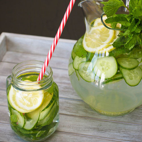 Nhâm nhi đồ uống vị trái cây. Theo một chuyên gia dinh dưỡng ở Mỹ thì việc nhâm nhi một ly nước hương vị trái cây như bạc hà, dưa chuột, húng quế, ...có thể giải tỏa cơn thèm ăn. Chỉ cần bạn tránh các loại đồ uống chứa chất ngọt nhân tạo vào đường. Nghiên cứu cho thấy nước hoa quả có đường khiến cho cơn thèm ăn ngày càng tồi tệ.