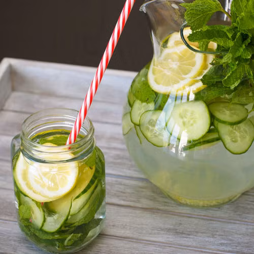 Nhâm nhi đồ uống vị trái cây. Theo một chuyên gia dinh dưỡng ở Mỹ thì việc nhâm nhi một ly nước hương vị trái cây như bạc hà, dưa chuột, húng quế, ...có thể giải tỏa cơn thèm ăn. Chỉ cần bạn tránh các loại đồ uống chứa chất ngọt nhân tạo vào đường. Nghiên cứu cho thấy nước hoa quả có đường khiến cho cơn thèm ăn ngày càng tồi tệ.