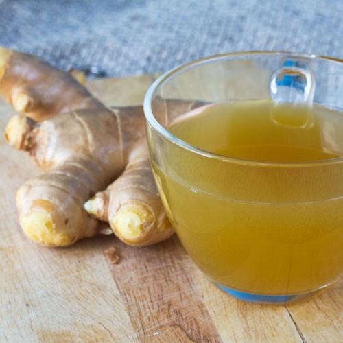 Uống trà gừng. Gừng là một gia vị có tác dụng lưu giữ hương vị ngọt ngào trong miệng lâu hơn, đồng thời chống lại cảm giác thèm ăn đồ ngọt. Vì vậy, hãy thưởng thức một cốc nước nóng với vài lát gừng và chanh mỗi khi thèm ăn.